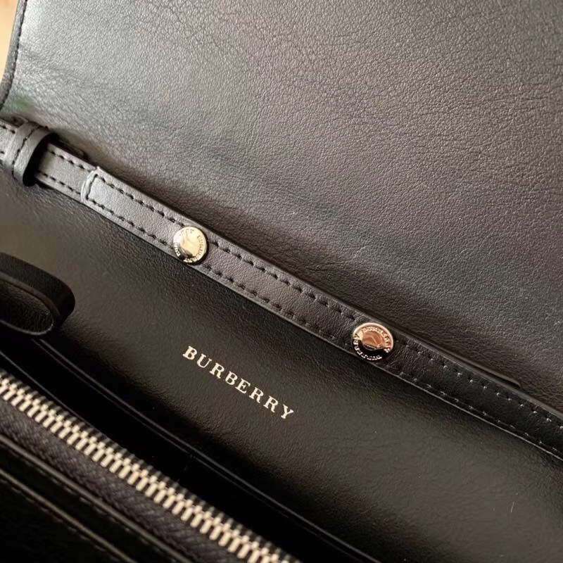 Burberry巴寶莉 激光沖孔式紋案 皮革 翻蓋斜挎包 黑色