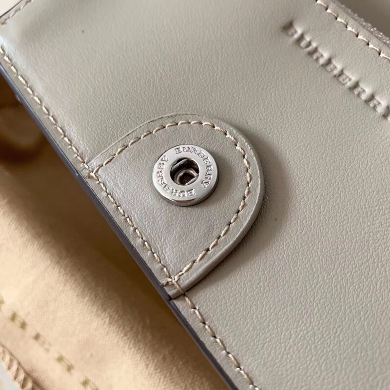 Burberry巴寶莉 全皮壓花徽章 雙折中長款 拼色錢夾 裸粉拼灰