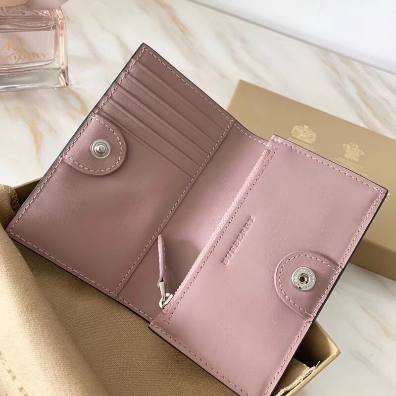 Burberry巴寶莉 全皮壓花徽章 雙折中長(zhǎng)款 拼色錢夾 粉拼藍(lán)