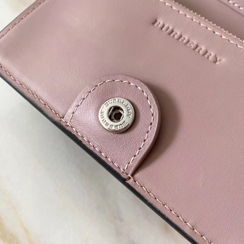 Burberry巴寶莉 全皮壓花徽章 雙折中長(zhǎng)款 拼色錢夾 粉拼藍(lán)