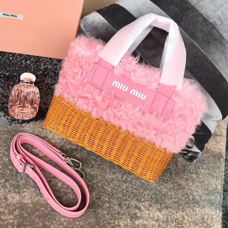 5BA076 MiuMiu女包 謬謬手提包 羊羔毛手袋 編織竹藍底 菜藍子包 海棠粉