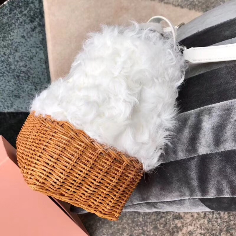 5BA076 MiuMiu女包 謬謬手提包 羊羔毛手袋 編織竹藍底 菜藍子包 白色