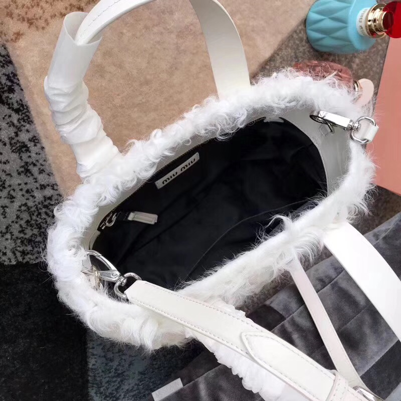 5BA076 MiuMiu女包 謬謬手提包 羊羔毛手袋 編織竹藍底 菜藍子包 白色