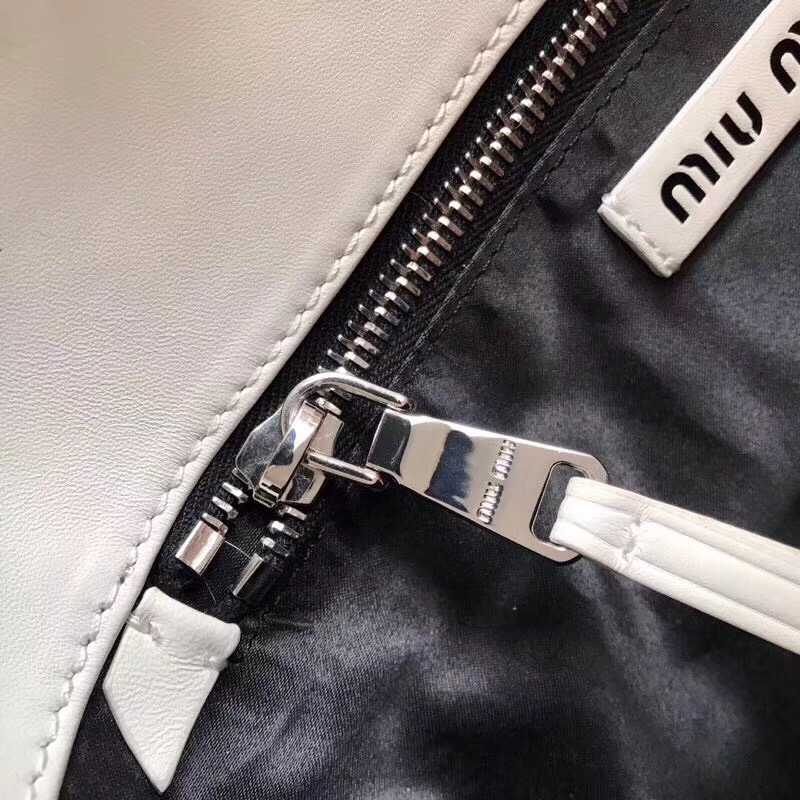 5BA076 MiuMiu女包 謬謬手提包 羊羔毛手袋 編織竹藍底 菜藍子包 白色