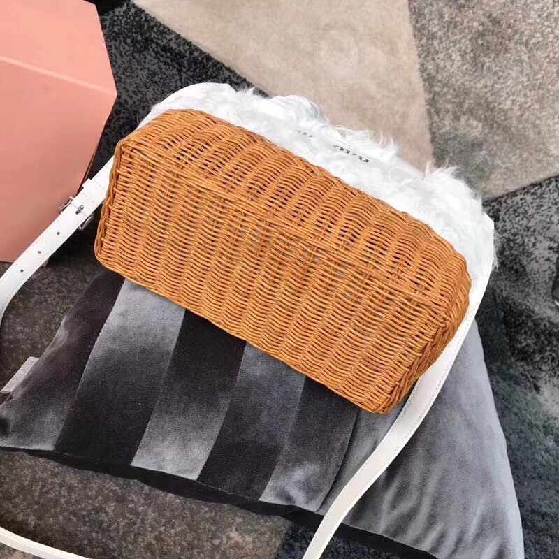 5BA076 MiuMiu女包 謬謬手提包 羊羔毛手袋 編織竹藍底 菜藍子包 白色