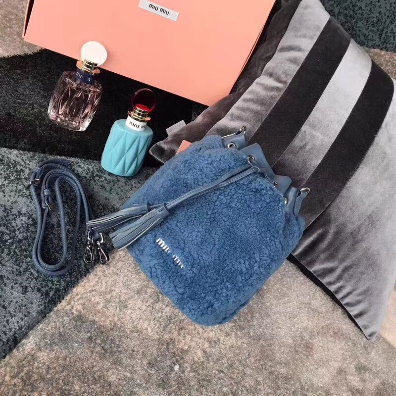 5BE014 MiuMiu女包 繆繆手提包 羊羔毛手袋 小羊皮桶包 藍色