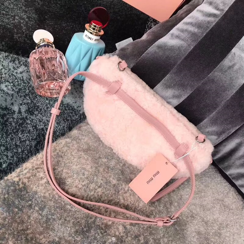 5BL010 MiuMiu女包 繆繆腰包挎包 羊羔毛手袋 小羊皮腰包 粉色