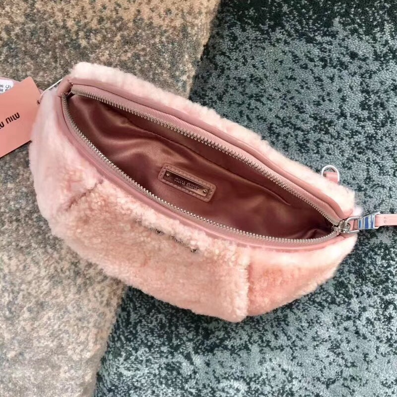 5BL010 MiuMiu女包 繆繆腰包挎包 羊羔毛手袋 小羊皮腰包 粉色