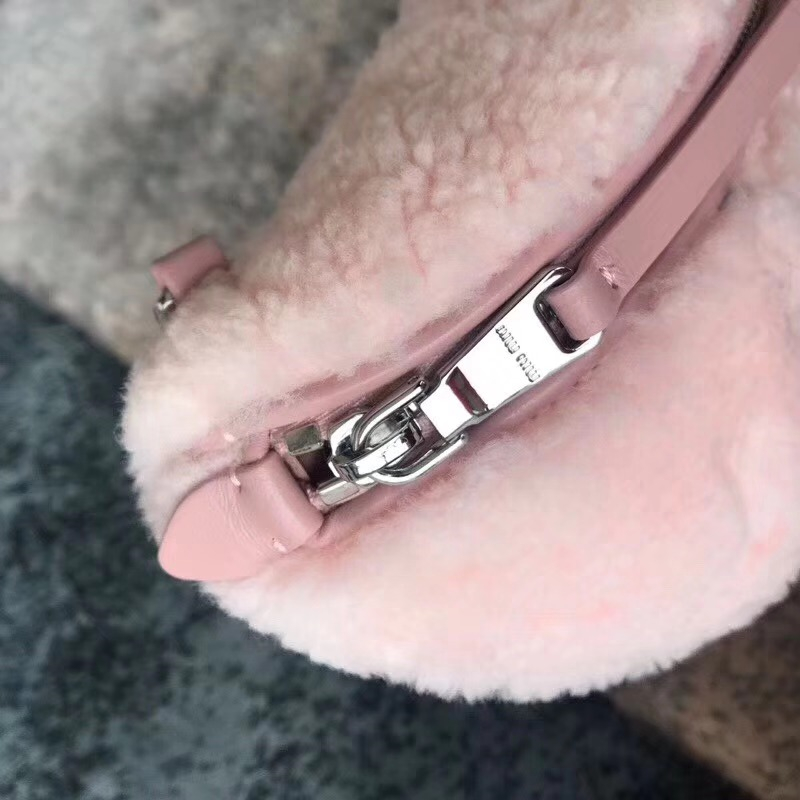 5BL010 MiuMiu女包 繆繆腰包挎包 羊羔毛手袋 小羊皮腰包 粉色