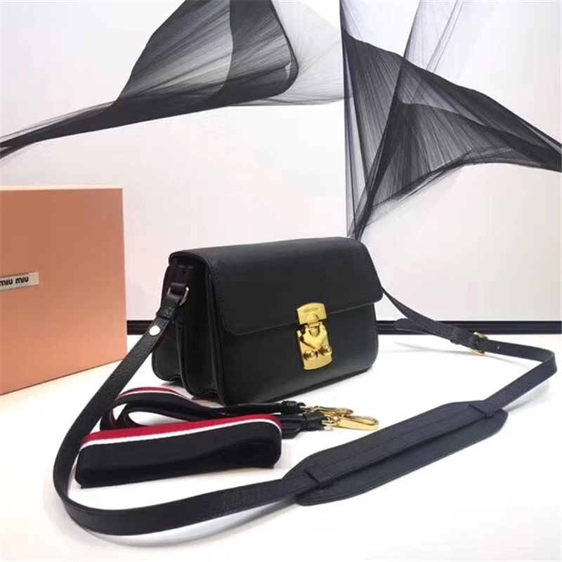 5BD113 MiuMiu女包 繆繆手袋 翻蓋鎖扣 進(jìn)口山羊皮肩包 黑色