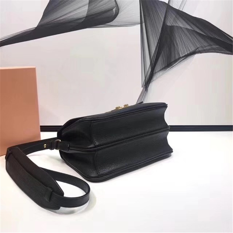 5BD113 MiuMiu女包 繆繆手袋 翻蓋鎖扣 進(jìn)口山羊皮肩包 黑色