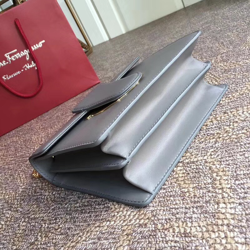 21F893 Ferragamo手包 半環搭扣 菲格拉慕女包 小牛皮 中號 翻蓋鏈條包 灰藍