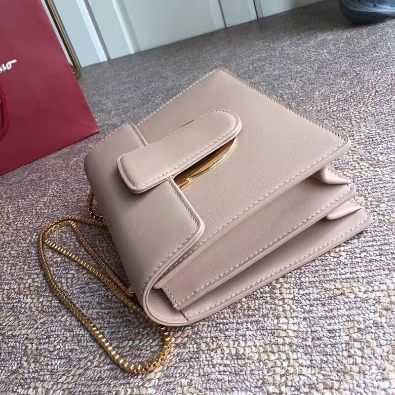 21F893 Ferragamo手包 半環(huán)搭扣 菲格拉慕女包 小牛皮 中號 翻蓋鏈條包 裸粉