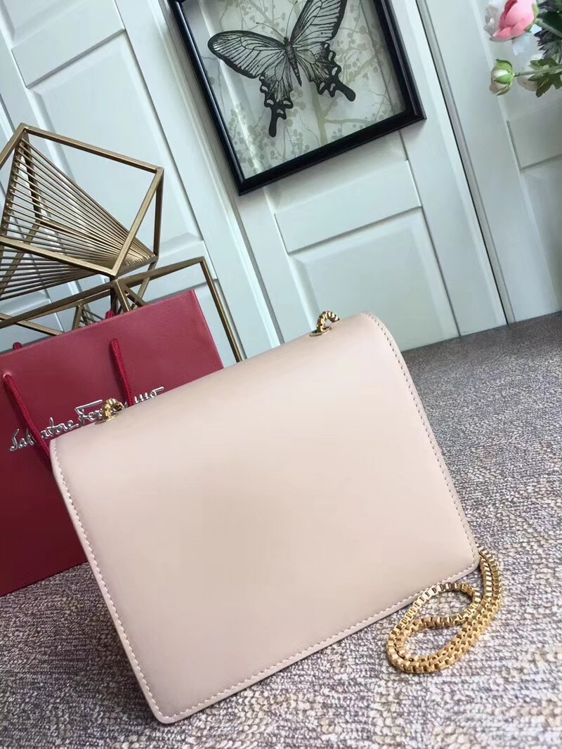 21F893 Ferragamo手包 半環(huán)搭扣 菲格拉慕女包 小牛皮 中號 翻蓋鏈條包 裸粉