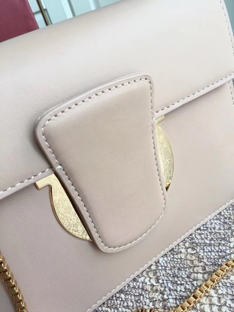 21F893 Ferragamo手包 半環(huán)搭扣 菲格拉慕女包 小牛皮 中號 翻蓋鏈條包 裸粉