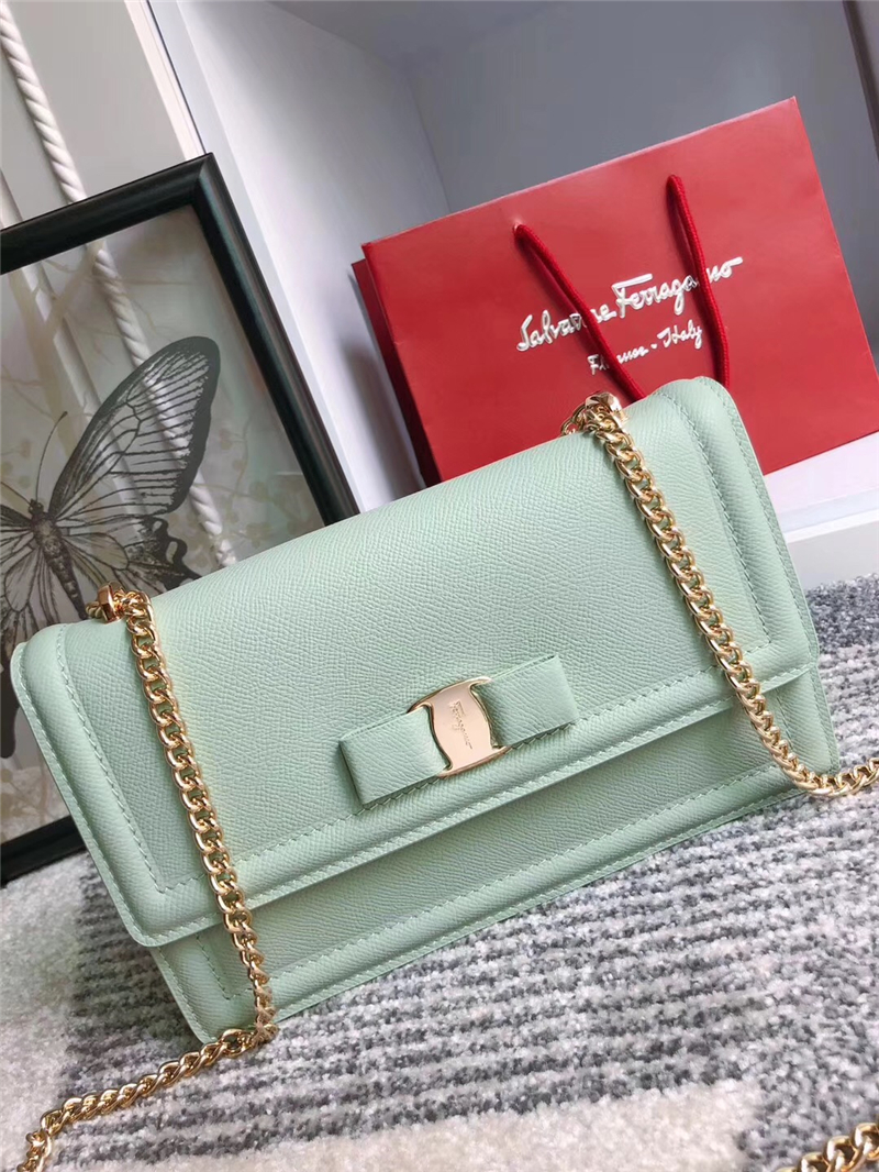 21G462 Ferragamo菲格拉慕 手掌紋牛皮 Vara蝴蝶結 大號 鏈條翻蓋包 粉綠