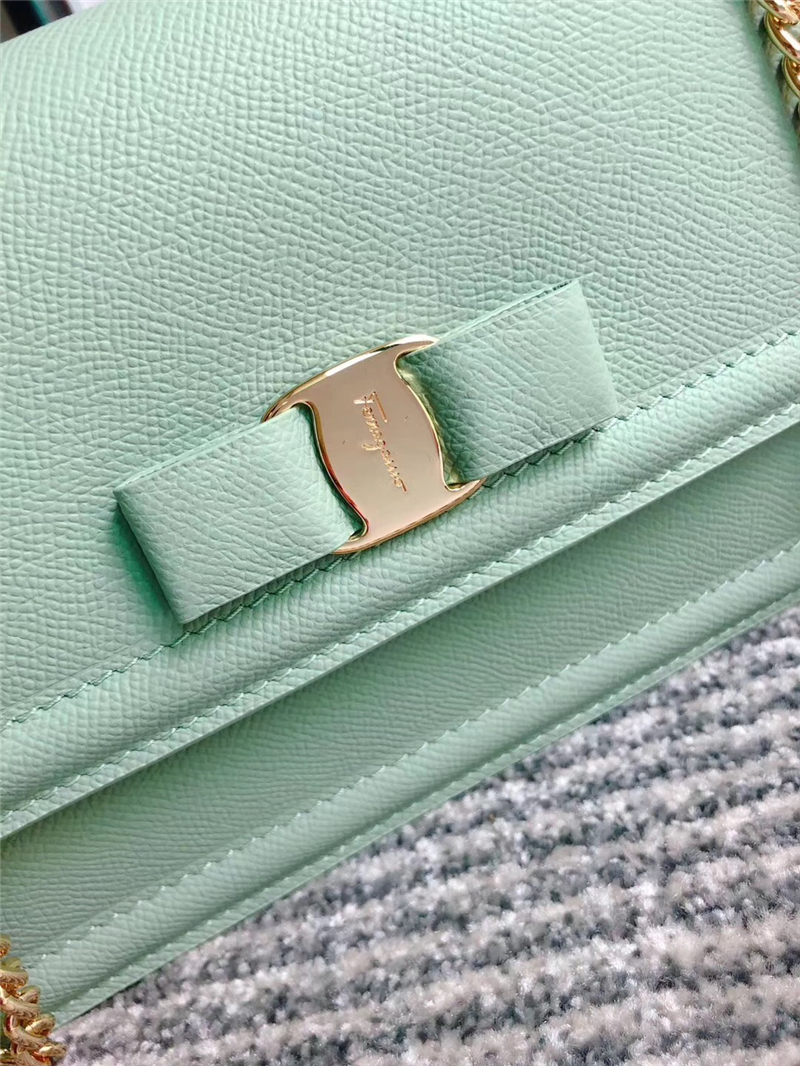 21G462 Ferragamo菲格拉慕 手掌紋牛皮 Vara蝴蝶結 大號 鏈條翻蓋包 粉綠