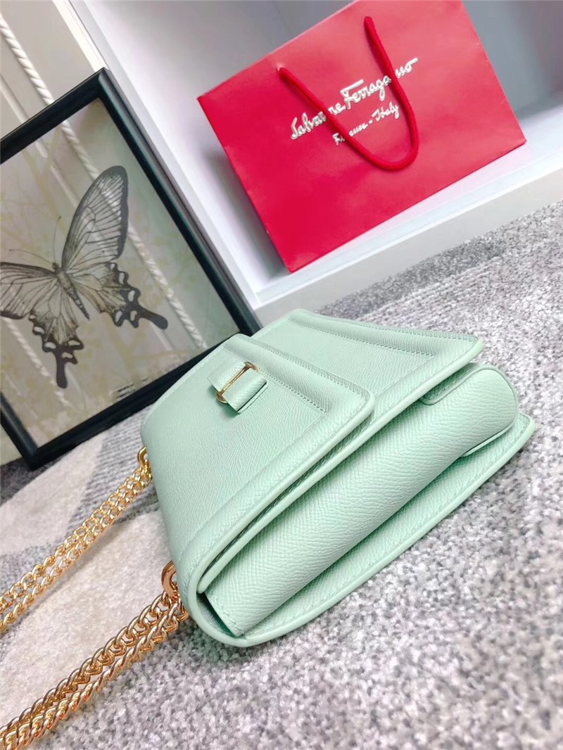 21G462 Ferragamo菲格拉慕 手掌紋牛皮 Vara蝴蝶結 大號 鏈條翻蓋包 粉綠