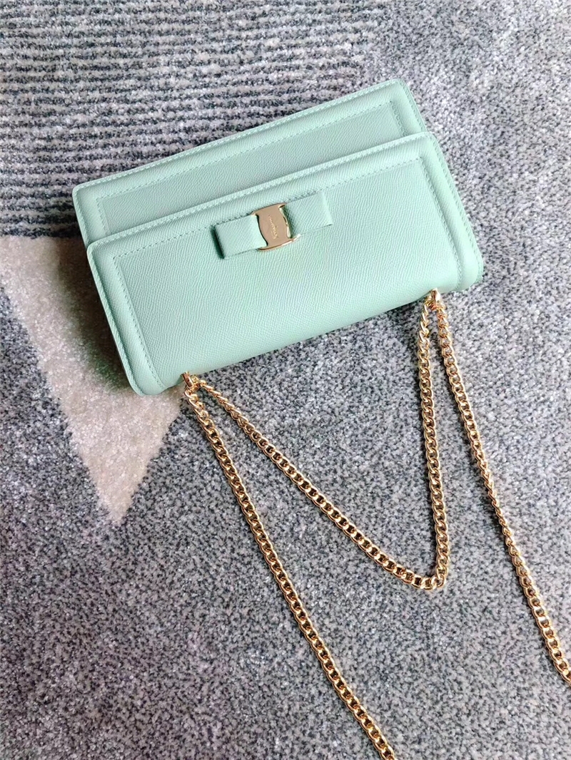 21G462 Ferragamo菲格拉慕 手掌紋牛皮 Vara蝴蝶結 大號 鏈條翻蓋包 粉綠