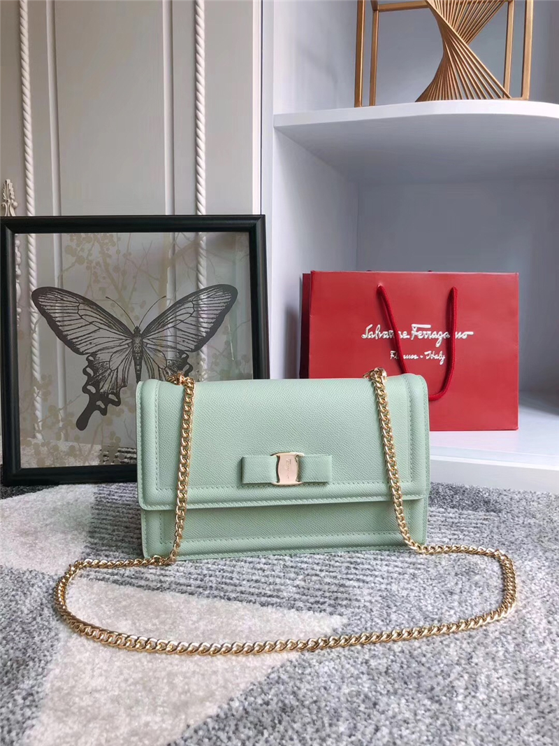 21G462 Ferragamo菲格拉慕 手掌紋牛皮 Vara蝴蝶結 大號 鏈條翻蓋包 粉綠