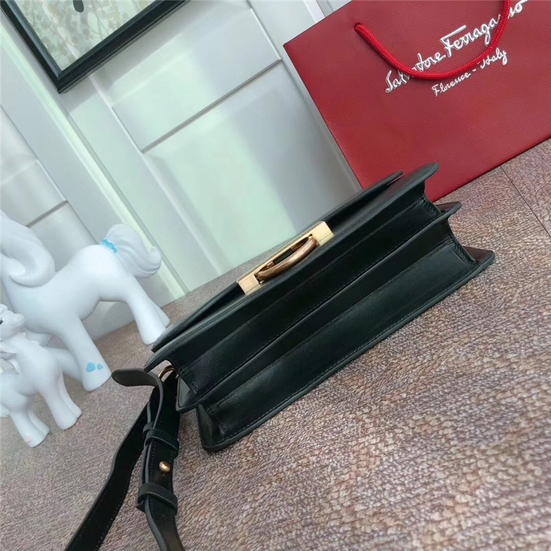 21H321 Ferragamo手袋 秋冬復古 Gancini鎖扣 菲格拉慕女包 翻蓋肩包 黑色