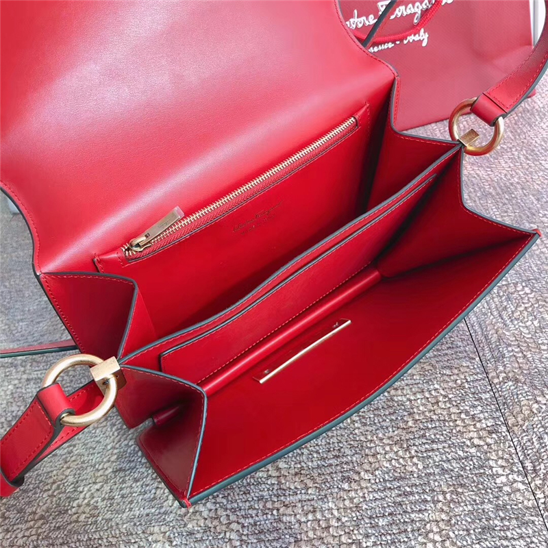 21H321 Ferragamo手袋 秋冬復古 Gancini鎖扣 菲格拉慕女包 翻蓋肩包 大紅