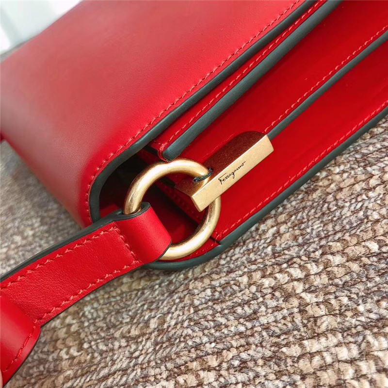 21H321 Ferragamo手袋 秋冬復古 Gancini鎖扣 菲格拉慕女包 翻蓋肩包 大紅