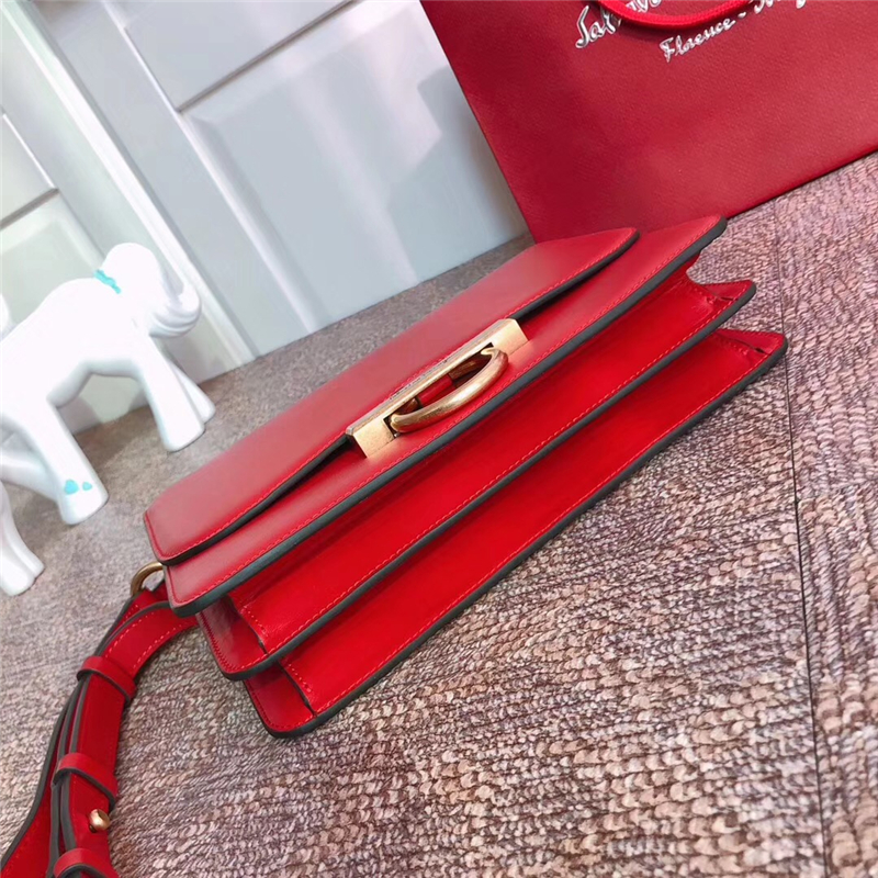 21H321 Ferragamo手袋 秋冬復古 Gancini鎖扣 菲格拉慕女包 翻蓋肩包 大紅