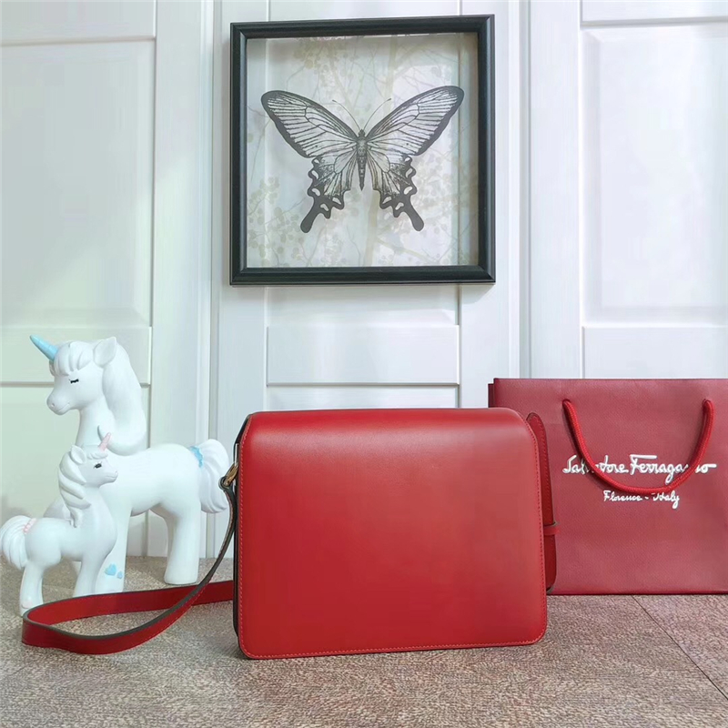 21H321 Ferragamo手袋 秋冬復古 Gancini鎖扣 菲格拉慕女包 翻蓋肩包 大紅