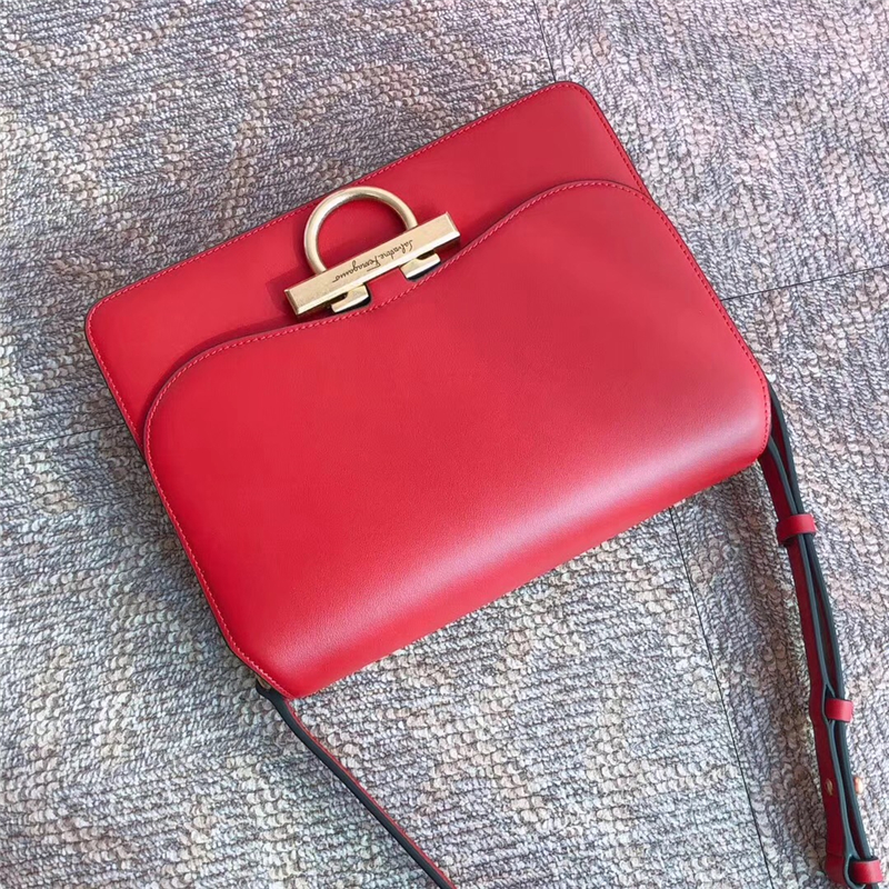 21H321 Ferragamo手袋 秋冬復古 Gancini鎖扣 菲格拉慕女包 翻蓋肩包 大紅