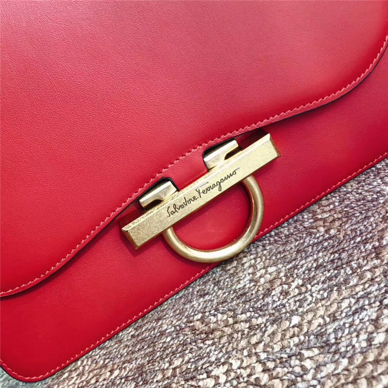 21H321 Ferragamo手袋 秋冬復古 Gancini鎖扣 菲格拉慕女包 翻蓋肩包 大紅