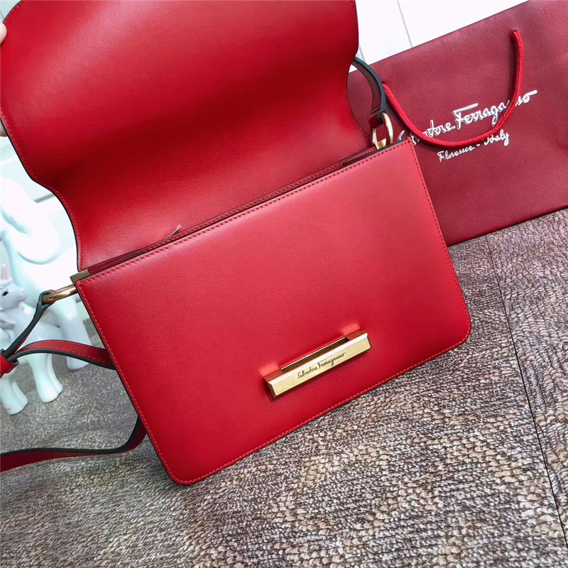 21H321 Ferragamo手袋 秋冬復古 Gancini鎖扣 菲格拉慕女包 翻蓋肩包 大紅