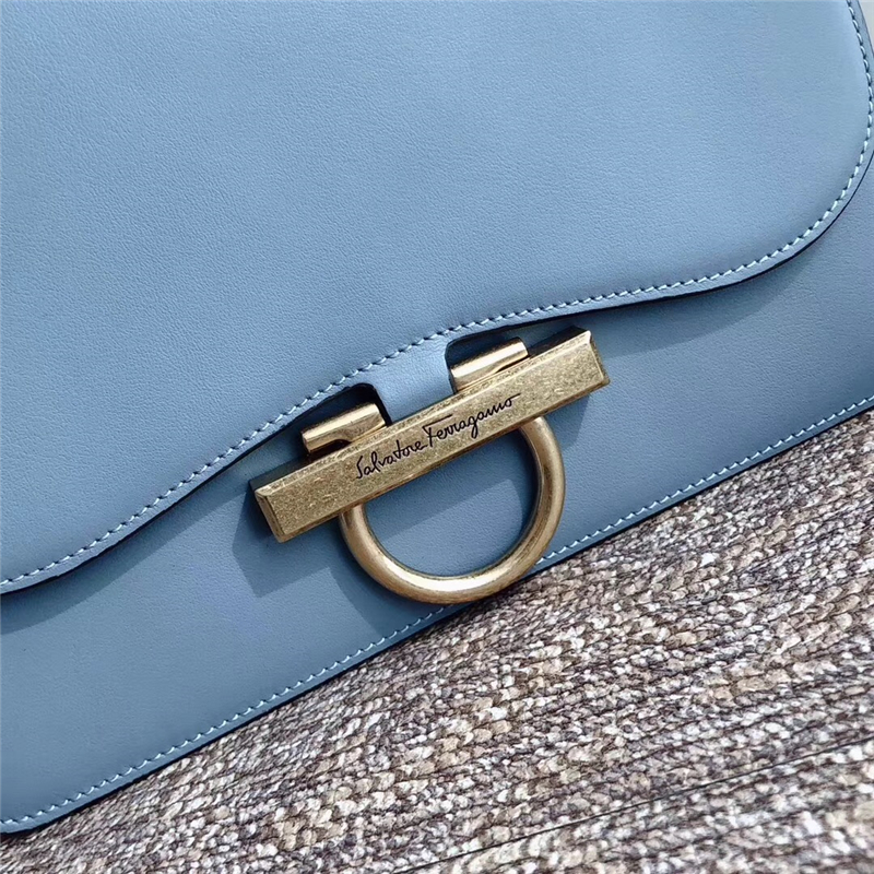 21H321 Ferragamo手袋 秋冬復古 Gancini鎖扣 菲格拉慕女包 翻蓋肩包 水藍