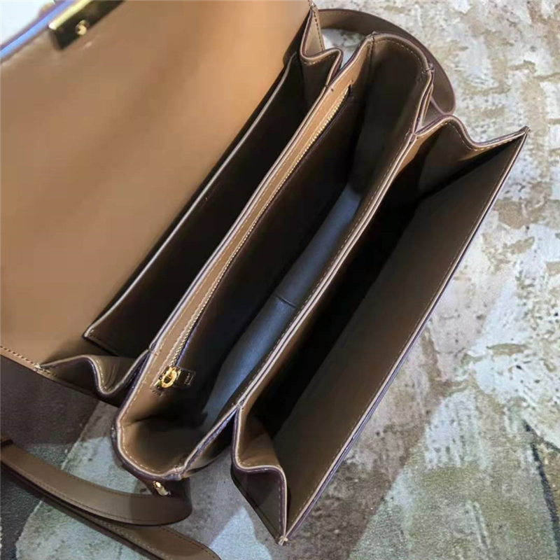 celine包包 賽琳女包 Triomphe系列 倒雙C黃銅鎖 中號(hào)