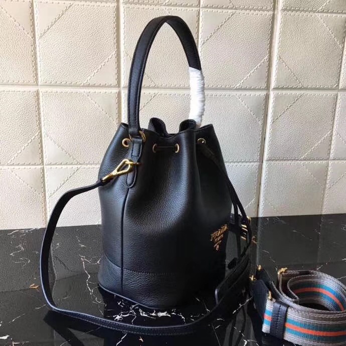 1BE018 Prada女包 小牛皮鹿皮紋 普拉達(dá)手提包 抽繩水桶包 Prada肩包 黑色