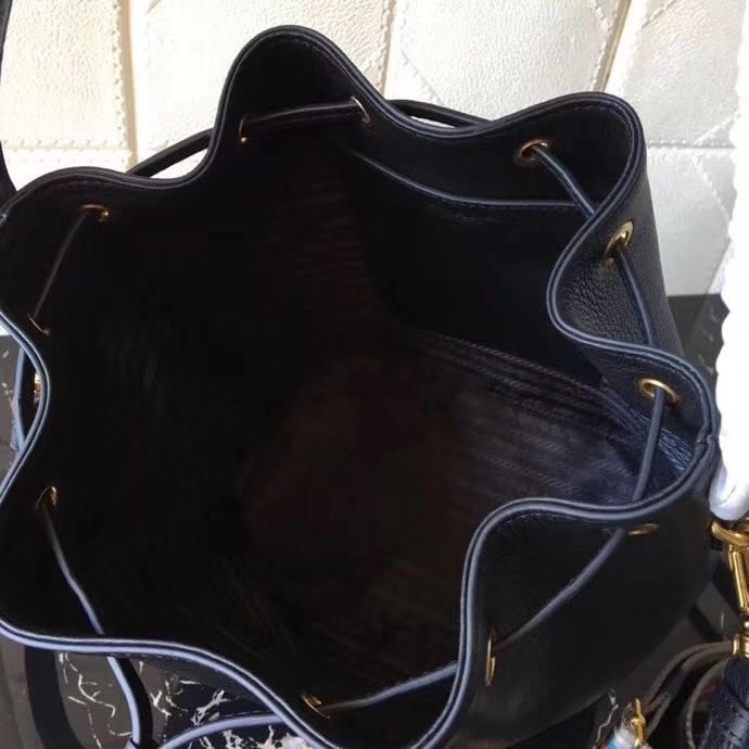 1BE018 Prada女包 小牛皮鹿皮紋 普拉達(dá)手提包 抽繩水桶包 Prada肩包 黑色