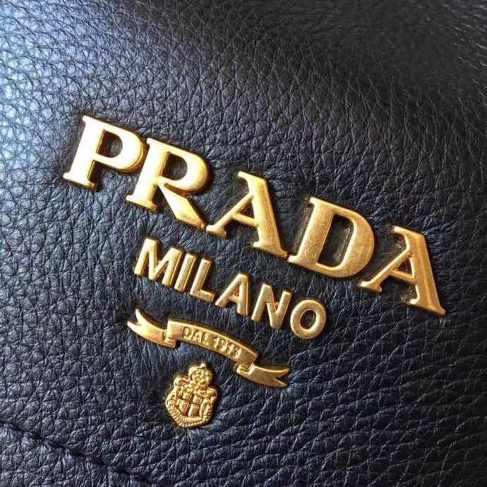 1BE018 Prada女包 小牛皮鹿皮紋 普拉達(dá)手提包 抽繩水桶包 Prada肩包 黑色