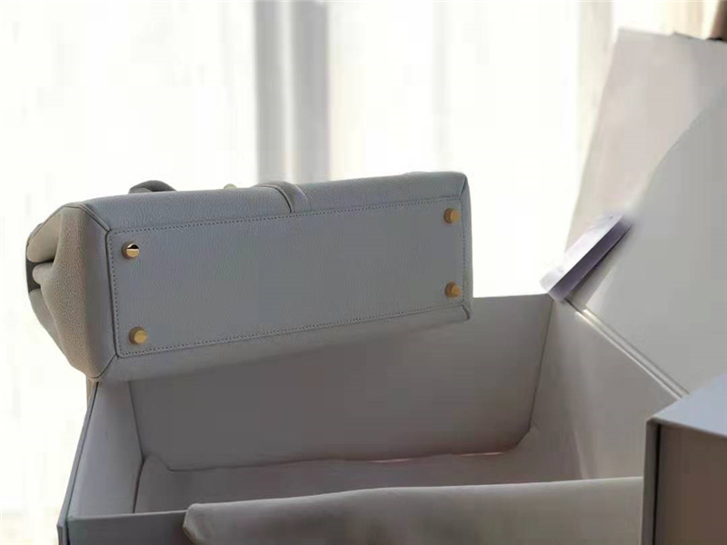 Celine包包 賽琳女負 19新款 金屬鎖扣 中號小牛皮包 Celine手提包女包