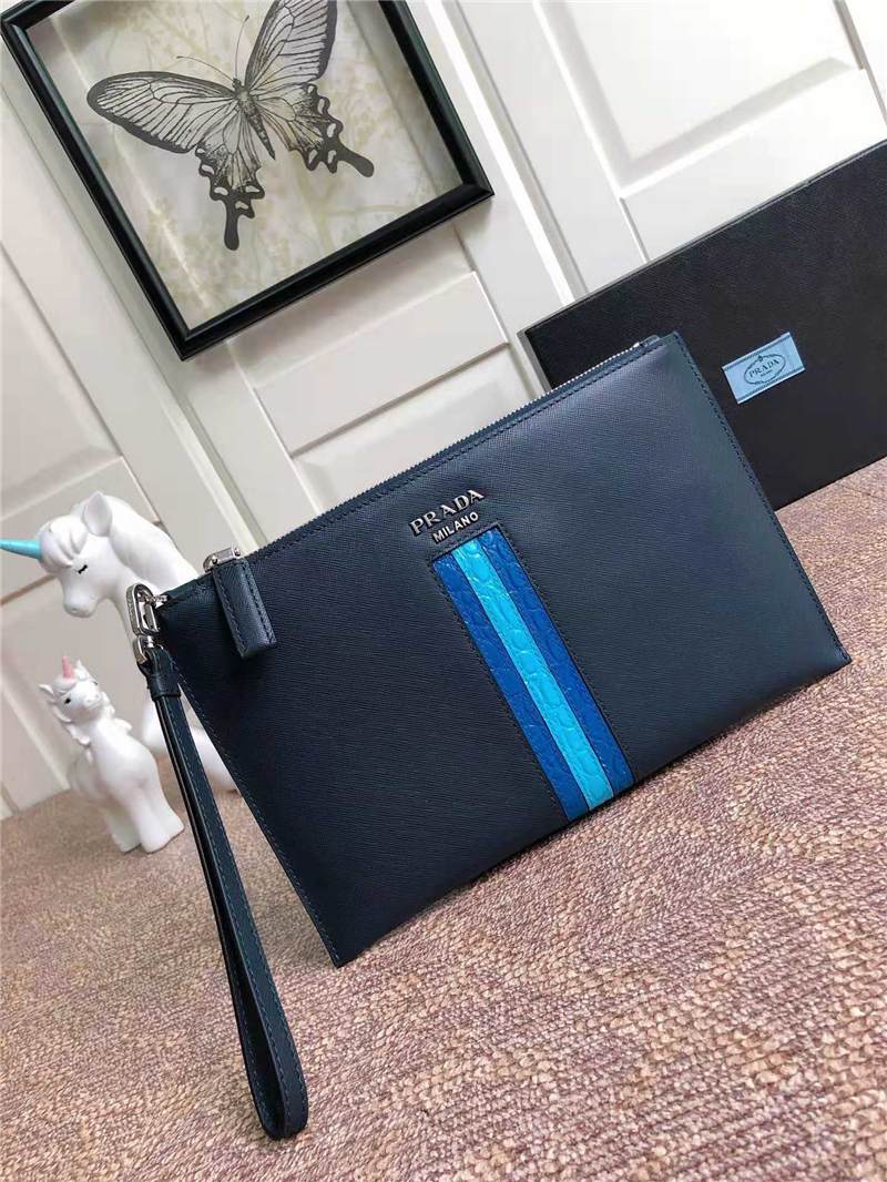 2NG005G Prada男包 十字紋牛皮 拼鱷魚皮 普拉達手包 腕帶手拿包 藍色