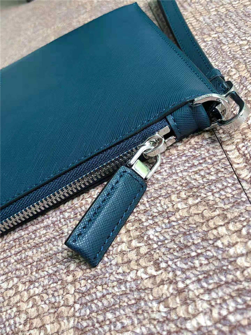 2NG005G Prada男包 十字紋牛皮 拼鱷魚皮 普拉達手包 腕帶手拿包 藍色