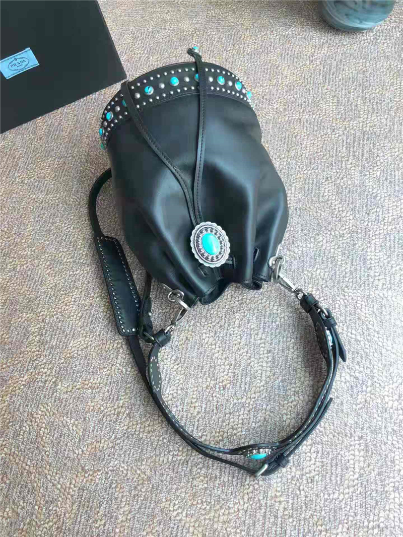 lBE011 Prada女包 普拉達(dá)單肩包 藍(lán)寶石裝飾 Prada抽繩水桶包 黑色