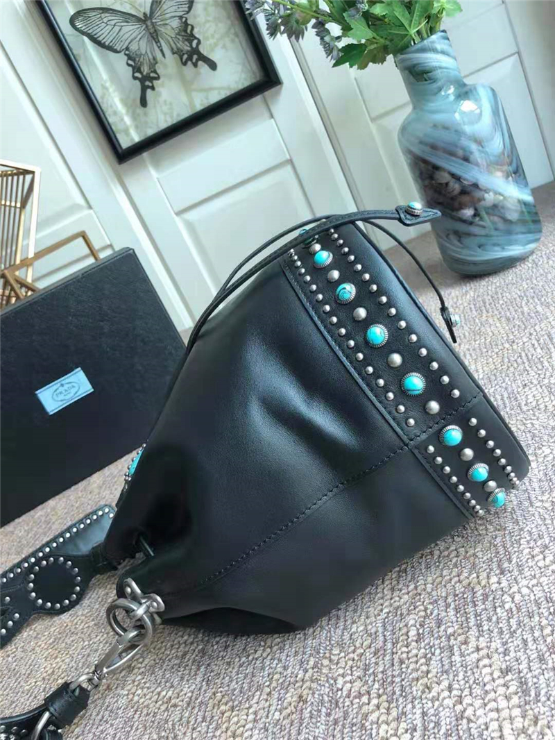 lBE011 Prada女包 普拉達(dá)單肩包 藍(lán)寶石裝飾 Prada抽繩水桶包 黑色