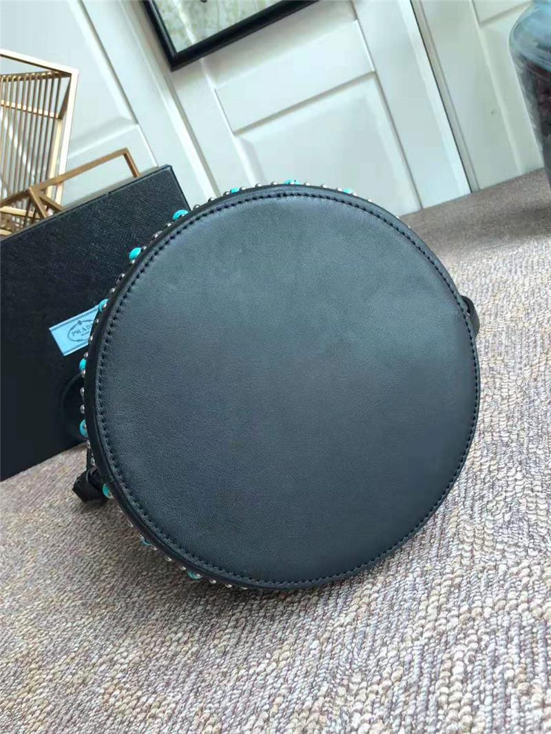 lBE011 Prada女包 普拉達(dá)單肩包 藍(lán)寶石裝飾 Prada抽繩水桶包 黑色