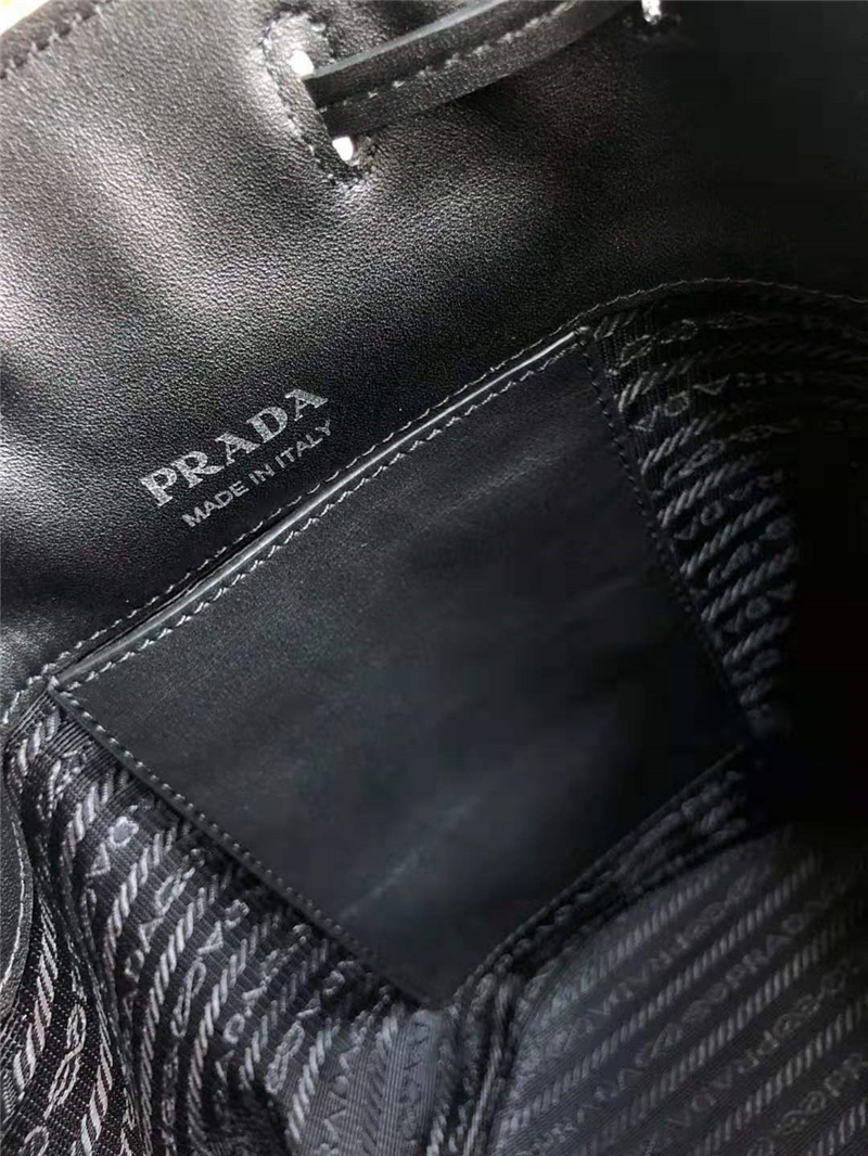 lBE011 Prada女包 普拉達(dá)單肩包 藍(lán)寶石裝飾 Prada抽繩水桶包 黑色