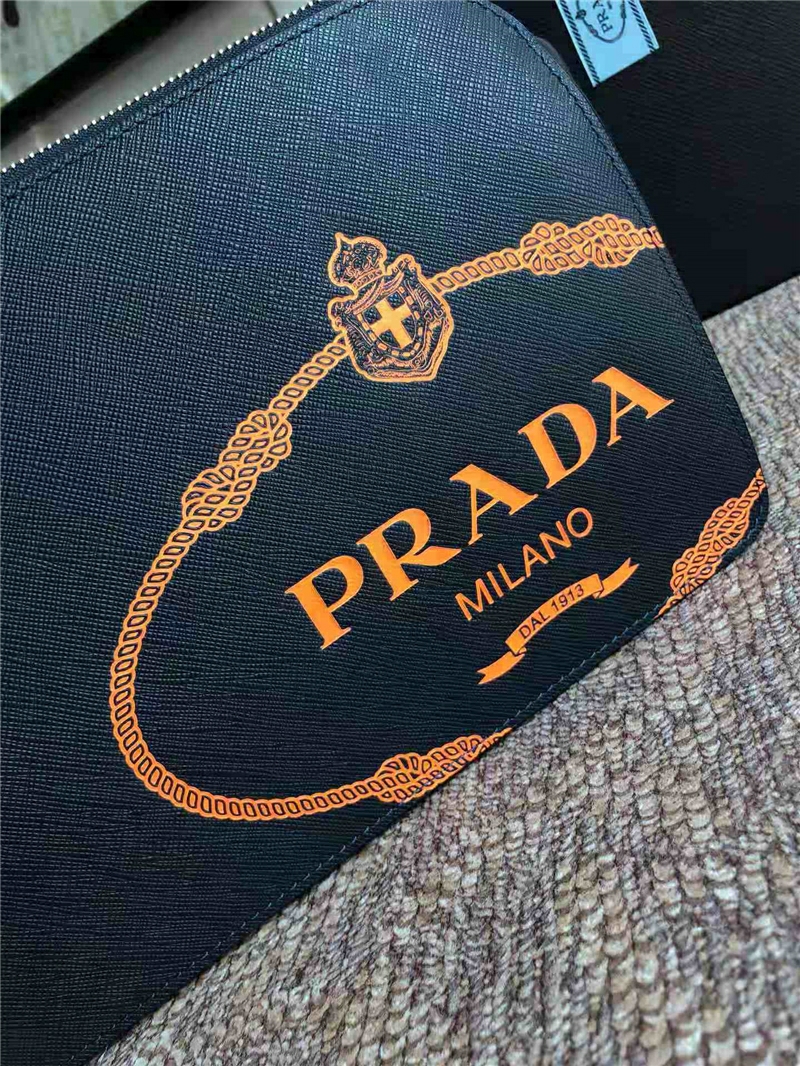 2VF056 Prada男款手包 Saffiano十字紋牛皮 絲印徽標 普拉達手拿包 深藍色