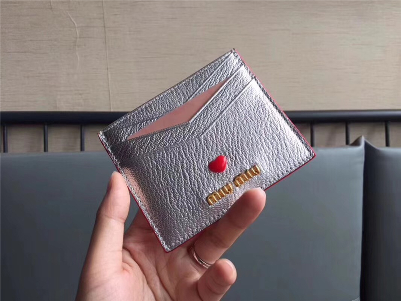 5MC002 MiuMiu卡包 LOVE標識 進口牛皮山羊紋 繆繆卡片夾 銀色