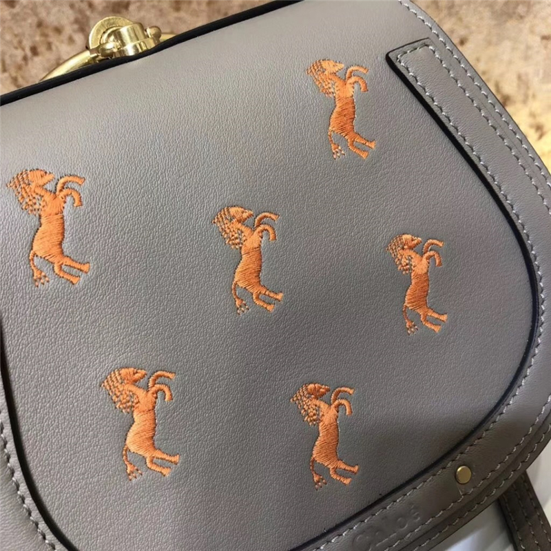 Chloe Nile IT包 進(jìn)口牛皮 小號(hào) 小馬刺繡圖案 手鐲式提手 珂洛伊手袋 灰色