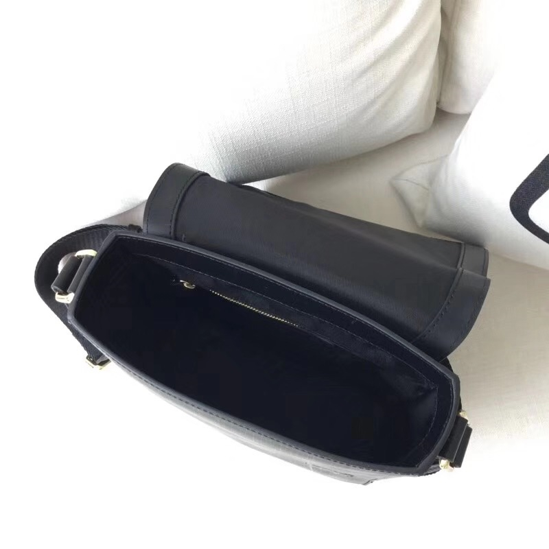 Burberryn男包 煙熏格紋 巴寶莉郵差包 商務休閑 豎款 單肩斜挎包 黑色