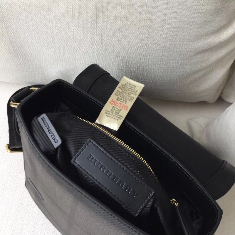 Burberryn男包 煙熏格紋 巴寶莉郵差包 商務休閑 豎款 單肩斜挎包 黑色