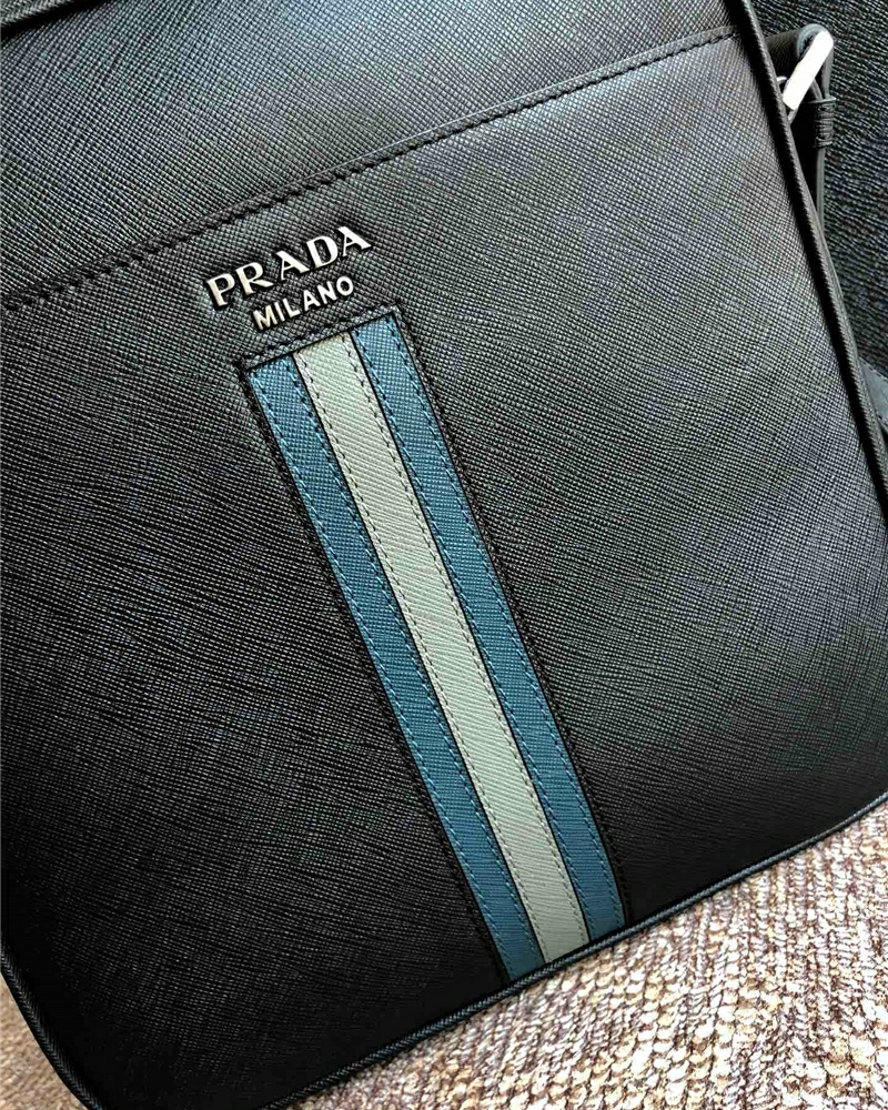 Prada男包 普拉達(dá)單肩包 十字紋牛皮 手工拼色 普拉達(dá)單肩斜挎包 黑色